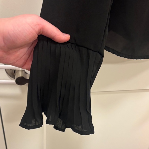 Black Long-Sleeve Pleated Cuff Women's Top - Picture 2 of 5